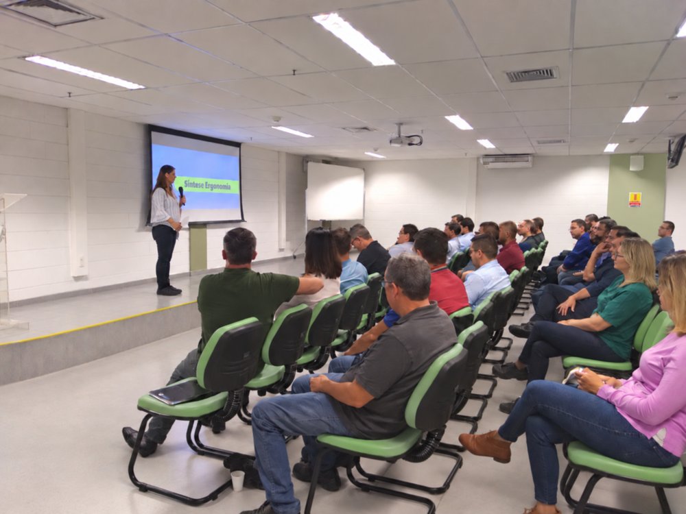 Ana Beatriz Móras apresentando resultados de Ergonomia para a liderança