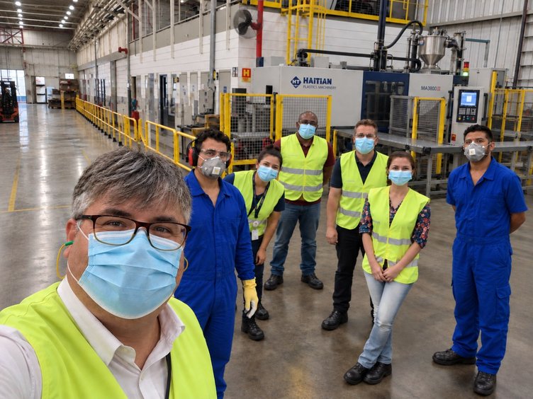 Ana Beatriz Móras com a equipe em workshop de Ergonomia no chão de fábrica